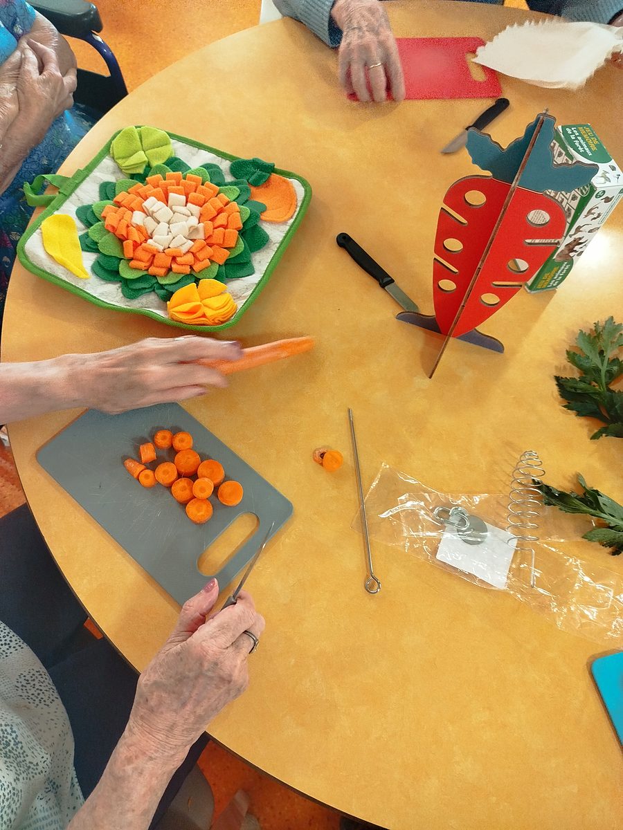 Atelier cuisine : préparation de légumes autour de la table